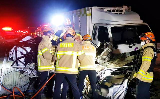 ▲119구조대원들이 사고 현장에서 종잇장처럼 구겨진 승용차에서 안간힘을 다해 구조작업을 펼치고 있다 ⓒ완주소방서