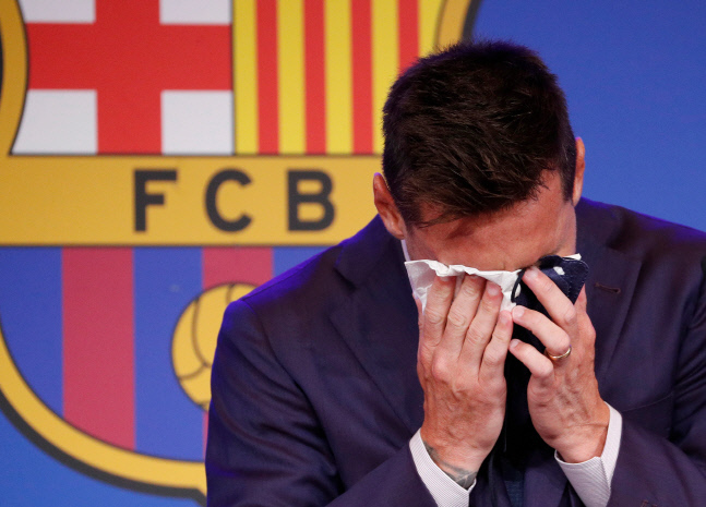 리오넬 메시가 8일 FC바르셀로나 홈구장인 캄프누의 1899 오디토리엄에서 눈물의 고별 기자회견을 하고 있다. 바르셀로나|로이터 연합뉴스