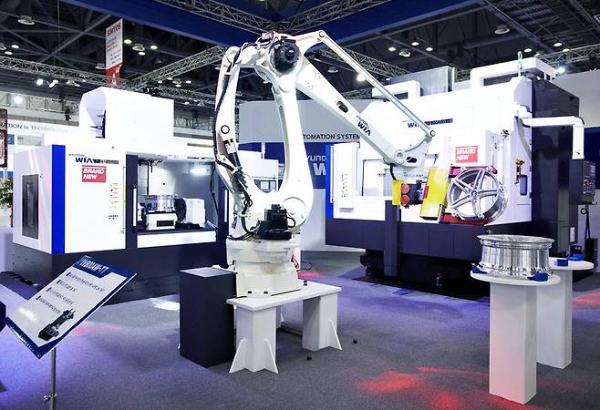 현대위아는 로봇과 자율주행을 기반으로 제조 현장 혁신을 시도하고 있다.