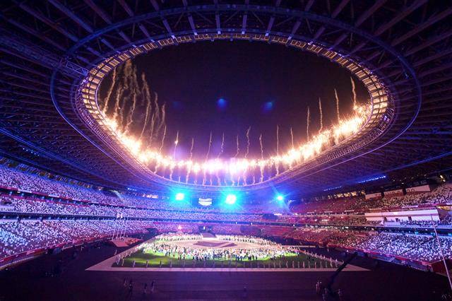 폐회식 - 8일 도쿄올림픽 스타디움에서 2020도쿄올림픽 폐회식이 진행되고 있다. 화려한 불꽃이 주경기장 하늘을 수놓고 있다. 2021.08.08.도쿄 올림픽사진공동취재단
