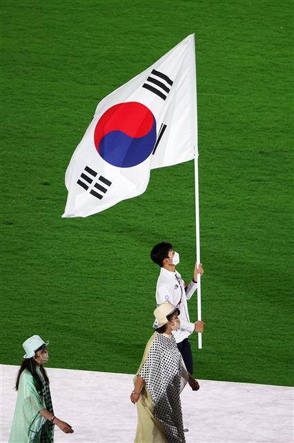 폐회식 - 8일 도쿄올림픽 스타디움에서 2020도쿄올림픽 폐회식이 진행되고 있다. 선수 퍼레이드가 이어지는 가운데 근대5종에서 사상 첫 메달인 동메달을 획득한 전웅태가 태극기를 들고 입장하고 있다. 2021.08.08.도쿄=올림픽사진공동취재단