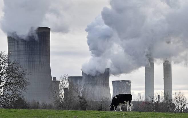 지난해 1월 독일 그레벤브로이히의 석탄화력발전소. AP/연합뉴스
