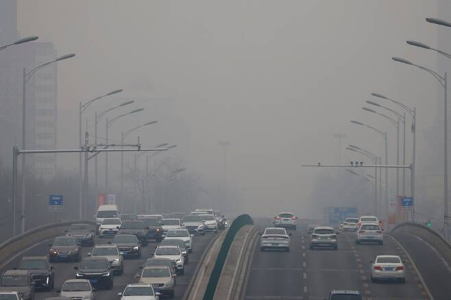 중국 베이징에서 뿌연 하늘 아래 차량들이 이동하고 있다. 로이터=연합뉴스