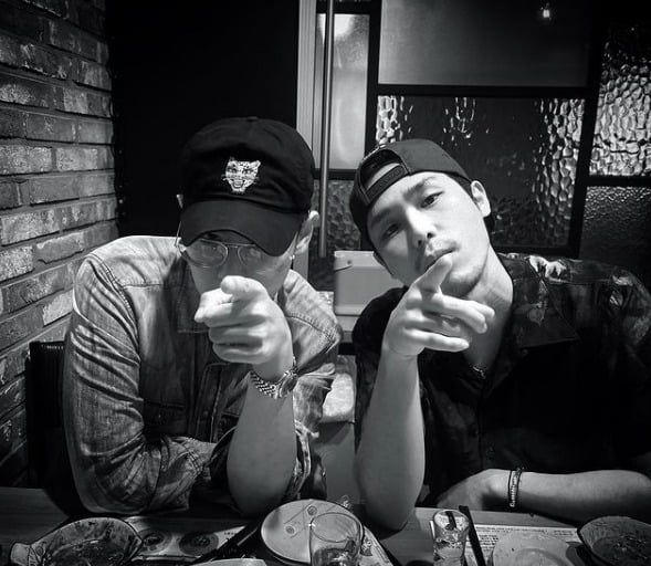Group BIGBANG member top has revealed its current status for a long time.On the 10th, the tower posted a picture on his Instagram without any comment.The photo shows the affectionate image of the tower and rapper Sik-K. They seem to enjoy a drink in their hats, which are black and white, creating a faint atmosphere.The tower, in particular, is pointing at the camera with its fingers, with its large glasses. His wide right-angled shoulders are eye-catching.