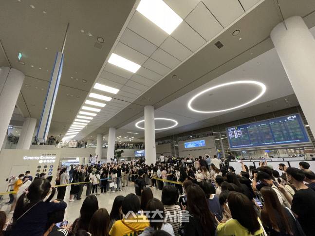 9일 오후 배구대표팀을 기다리는 팬이 인천공항서 문전성시를 이루고 있다.인천공항 | 정다워기자