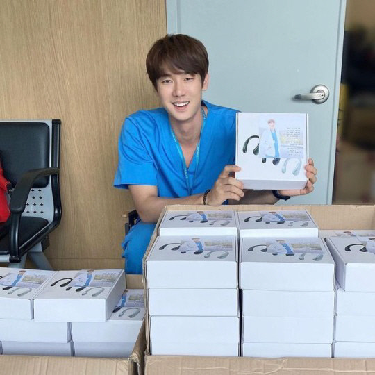 On the 10th, Yoo Yeon-seok agency King Kongby Starship SNS said, The news that a surprise Gift arrived at the scene of TVN Sweet Doctor Life Season 2. Actor Yoo Yeon-Seok said that he prepared a portable fan filled with sincerity for the staff suffering from the heat.There were also several pictures with the article There was a real edition of Sam, a unicorn.In the public photos, Yoo Yeon-seok was dressed in a drama teachers costume and looked at the camera.Yoo Yeon-Seok is smiling brightly with a portable fan that he has a gift.Meanwhile, Yoo Yeon-seok is well received as a warm-hearted doctor in the Sweet Doctors Life Season 2, which is broadcast every Thursday afternoon.Photo  King Kongby Starship SNS