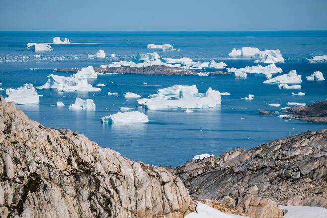 2019년 8월 그린랜드 해안에 떠다니는 녹아내리는 빙산들./AFP 연합뉴스