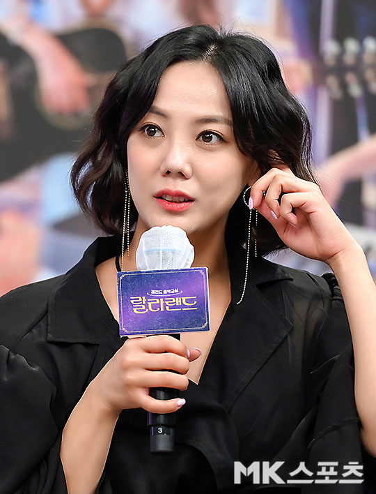 Actor Go Eun-ah is attending a mini-meeting of Legend Music Classroom - Lala Land, a new music entertainment program of Channel A, which was held online on the afternoon of the 10th.Photos