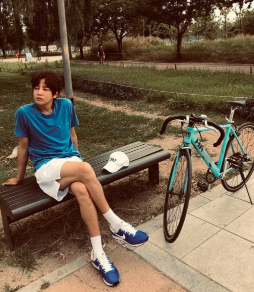 Actor Jang Keun-suk pulls out Eye-catching by telling everyday life through photosJang Keun-suk updated two photos on his Instagram on the afternoon of the 10th, and commented, I got on a bicycle: the Han River.The photo he posted on the day emphasized his refreshing feeling by matching white shorts and blue shorts. Jang Keun-suk, 35, is so boyish that he can not gauge his age.Jang Keun-suk, who was convened in May last year, is reportedly reviewing his work with a rest.Jang Keun-suk SNS