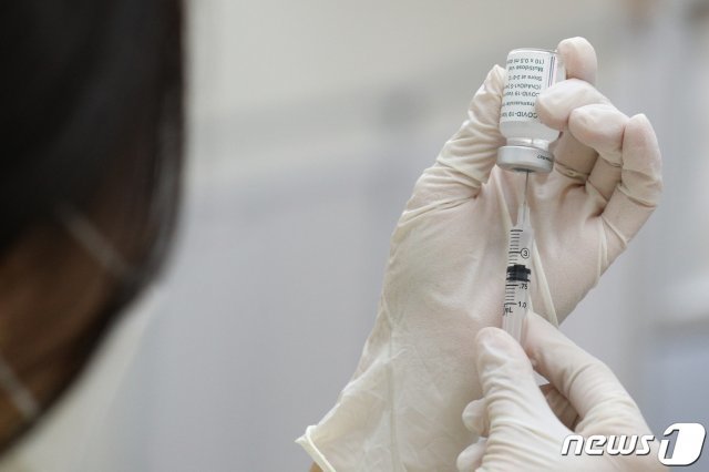 서울 동작구 보건소 예방접종센터에서 의료진이 백신을 주사기에 담는 모습. 2021.8.5/뉴스1 © News1