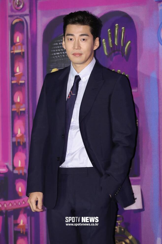 On the 11th, Yoon Kye-sang was concerned about the excessive interest of the bride-to-be, as he reported the news of marriage with Mr. Chamo, a 5-year-old businessman.There are some things that are a little worried with the heart.I have been living in a special job called Celebrity for a long time, but I am worried that my wife will be too burdened to be exposed to sudden excessive interest in non-CelebrityYi Gi. In this article, the netizens noted that I have lived as a special job called Celebrity for a long time.Some netizens pointed out, It would have been nice if the word special could cause Missunderstood, so it was not ordinary.Some netizens are also worried that Yoon Kye-sang has a perception that it is Celebrity = Special Class.When distinguishing Celebrity from non-Celebrity, it is pointed out that non-Celebrity is expressed as general person in the past, and that there is room for misunderstood.How does the National Institute of Korean Languages standard Korean Dictionary define special ()? First, it explains that it is specially different.Second, it is defined as limited to the part without any kind of whole.In the first case, it may be considered to be distinguishable from ordinary people, but in the second sense it may be seen as some.Left Party in the pastIt is not the first time that the expression of Yoon Kye-sang has been controversial.Yoon Kye-sang was in the old magazine Interview saying the film industry is a left party.Yoon Kye-sang said, In November 2009, while I was interviewing a monthly magazine ahead of the release of the movie Executive, I felt that it was difficult to be recognized as a movie star from an idol singer.When the Interview host asked the nuance of the word Left Party, Yoon Kye-sang replied: Its blocked.Even when pointed out that there is Misunderstood possession, Yoon Kye-sang said: It doesnt matter, its what I say because Ive been through.I am talking about a lot of people with such a tendency, so I had to fight, and I am still doing that kind of interview. The release of this interview caused controversy.This comment by Yoon Kye-sang is interpreted as the film industry rejects the idol group, and this trend is due to the left partyYi Gi, which is tightly blocked by the majority of the film industry.The netizens said, It seems that I used the word Left Party incorrectly. He said that it was not appropriate to write exclusive or peppery.There was also criticism that Yoon Kye-sang looked too politically at the film industry.Yoon Kye-sang apologized to his fan cafe, saying, Left Party remarks are a perfect mistake from ignorance.I was mistaken for the big meaning of the word Left Party, just ashamed of my perfect mistake, because of my Yi Gi, he wrote in a post titled Its a shame day.An entertainment official said, In both cases, there would have been something that Yoon Kye-sang wanted to say.It was difficult to have a preconception of idol in the movie industry, and Celebrity is like public figure, so you can get attention, but protect your prospective wife.But as a person who has a job to breathe and communicate with the public, fans will want to make the expression used by most people clear. We should not forget that the job called Celebrity has the attribute of receiving public attention, so privacy and small parts are enough news.The public cheers and applause that are pouring toward them should not be mistaken as if they are elements that make them special .