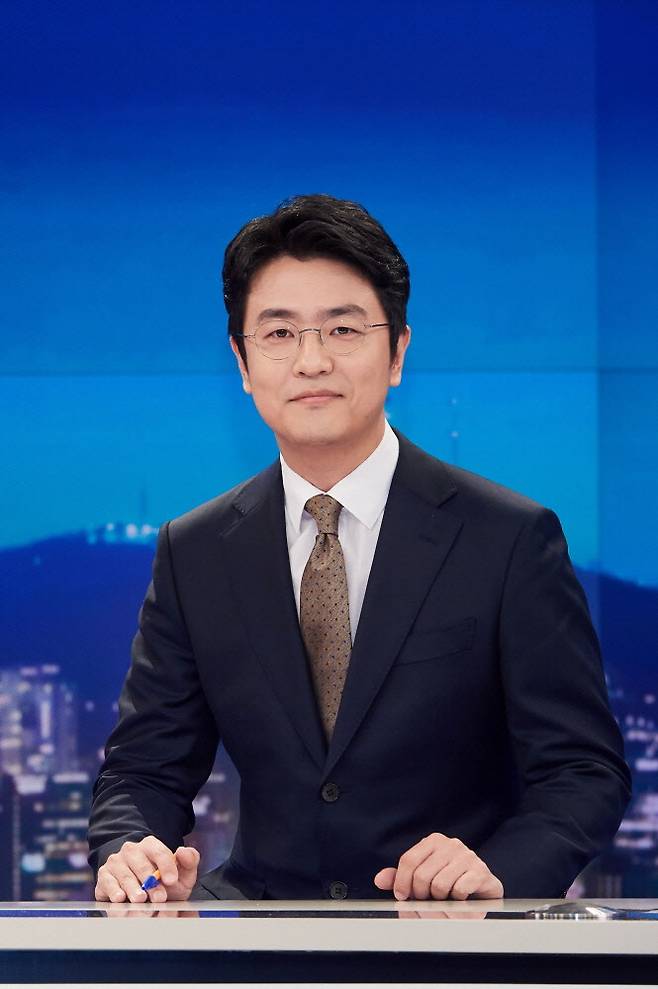 According to the broadcaster on December 12, Choi Dong-seok, Announcer, recently submitted his resignation and has now resigned. Leave is on the 24th.Choi Dong-seok joined KBS as an Announcer for the 30th public bond in 2004. Since then, he has been involved in Request for Love, Yoo Yu-jak, Challenge!Star Birth, Living Show Your 6 oclock, and Delicious Quiz Show! Luck Table.In 2019, he was selected as an anchor for KBS News 9, a KBS signboard news program, and got off in June last year for health problems.Choi Dong-seok, who wrote on SNS at the time, said, I was disturbed by the problems in my ears, and I had symptoms such as self-intense and eye-shaking. He was encouraged by a doctor who said he would like to rest and rest for a while.Choi Dong-seok Announcer married Park Ji-yoon, a broadcaster who was the motive for joining Announcer, in 2009 and has one male and one female.Park Ji-yoon left KBS in 2008.