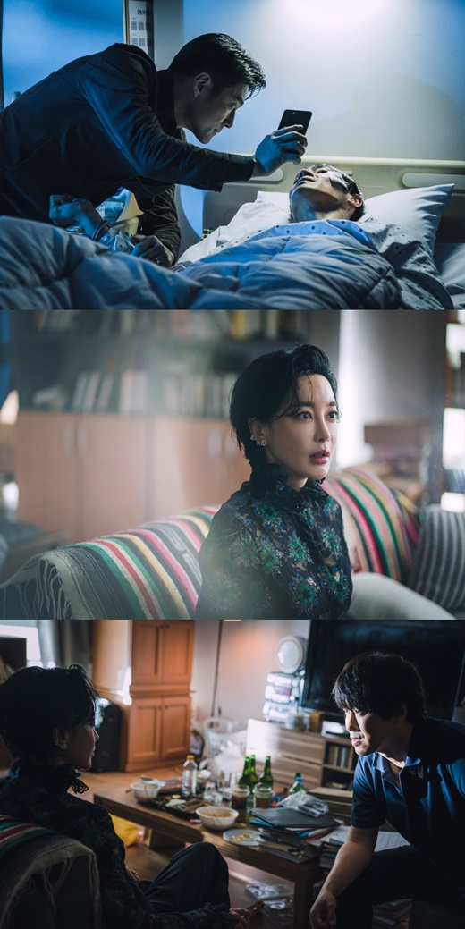 Baek Soo-hye (Ji Jin-hee) and Cha Seo-young (Kim Hye-eun) face new clues respectively.The cable channel tvN drama The Lorde: The Tragedy of 1 (playplayed by Yoon Hee-jung, directed by Kim No-won) is entangled with more and more characters and the edition is growing.In the fourth episode of The Lorde: The Tragedy of 1, which airs on Wednesday, another piece of evidence is set to be unveiled.In the public photos, there was a picture of anchor Baek Soo-hyun who was busy to dig into the truth of the case.He previously revealed that the guard of Royal the Hill, who removed all CCTV, had been distributing the Bow and Arrows of residents with hidden cameras.It is also a situation in which the guard commander has handed over the master key to someone who broke into my study on the day of the incident.Here, he once again pushes the guard in the situation where the identity of the someone who tried to find the original evidence of the corruption report that he was about to burst is also chasing.Baek Soo-hyun, who put his cell phone on him who can not cuff his wrist, is shocked and stimulates curiosity.The more you chase the truth, the more you are sweating in the hands of viewers about what confusion the incidents of tangled character relationships and unexpected facts are showing.In addition, Cha Seo-young is surprised to hear something unexpected.Indeed, what is the card that Park Seung-hwan holds, and what changes his appearance will make in the event.The fourth episode of The Lorde: The Tragedy of 1 airs at 10:50 p.m. on Wednesday night.