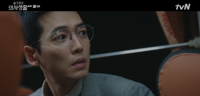 With Kim Hae-sook diagnosed with hydrocephaly, not with dementia, Jeun Mi-do panicked over a diagnosis of Mothers disease, which he had never thought of.Jung Kyung-ho and Gwang Seon-yeong were fatefully The Slap.In the 8th episode of TVN Mokyo Drama Spicy Doctor Life Season 2 (playplayed by Lee Woo-jung and directed by Shin Won-ho), which was broadcast on August 12, the fate of the mixed Ahn Jeong-won (Yoo Yeon-seok) and Chae Song-hwa (Jeun Mi-do) was drawn, which made me sad.Kim Joon-wan (Jung Kyung-ho), who returned home after learning about Lee Ik-soons return home, opened the refrigerator with a bitter heart and picked up a can of beer.Kim Joon-wan then told Friend Ahn, who was at home, Did not you say it was late today?Thats what it is, said Ahn, who was also caught in the wind before the proposal to his lover, Jang Winter (Shin Hyun-bin). The two friends said to each other, Whats going on?I was worried, but I could not tell the personal situation.Still, Ahn Jung-won made contact with the winter next day and made up his mind.I can not contact you often, I can not reply to the letter, he told the stabilizer that Mother had fallen and suffered several fractures such as ribs.I heard her voice and I heard her, said Ahn.Kim Hae-sook, a stableman, raised her own concerns about dementia; she told Friend Joo Jong-soo (Kim Kap-soo): Its like dementia.I can not go to the hospital because I am afraid, he said. I forgot to forget and I went to the pharmacy in the city last week and suddenly I did not know the way when I came home.I couldnt think of anything Id been doing every day, of closing my eyes, of suddenly. It gets worse. What do you do?So Joo recommended hospital treatment, but Jeongrosa said, Do not tell the gardener yet. Do not tell the gardener.But I give you a few days to think about it. Agnaldo Timóteo Dawn Jeongrosa had an accident falling down from her bed; when she learned about it through a telephone conversation, Joo Jong-soo moved her to Baro Yulje Hospital.The process revealed the true disease name of the jungrosa: not the dementia, but the disease hydrocephalus, where cerebrospinal fluid pools in the ventricle or in the cranial cavity.Ahn Jung Won and Chae Song Hwa told me that hydrocephaly causes a kind of dementia symptom, but it is possible to treat it.In the meantime, Chae Songhwa was divided into Ahn Jung-won and fate. Her mother was diagnosed with Parkinsons disease at the examination.Chae Songhwa, who had been thinking of Mother as a health concern, could not hide his upset.Chae Song Hwa tried to visit Agnaldo Timóteo Night Mother, but she shed tears on her mother who understood her busy self.In front of Chae Songhwa, who was crying, Lee Ik-jun (Cho Jeong-seok) appeared. Chae Song-hwa confessed to him, Its my mother Parkinson, asking why he was tearing, and Lee Ik-joon asked, Do you want me to take her?Chae Song-hwa did not refuse to consider, saying, Please. After that, Chae Song-hwa did not escape from panic for a while and canceled all busy schedules.In the hospital room of Jeongrosa, the winter came. After the hospital visit, the hospital room was left alone with the stables. Mother got better and brought me to Seoul.I think it would be better to stay with me. The two of them took their hands in the elevator and shared the joy of the sweet Slap.Similar time Lee Ik-joon took care of her work from lecture to task question in order to give her time alone to Chae Song-hwa who had a hard time.In addition, Lee Ik-joon saved the meat fire that Chae Song-hwa coveted and gave her a gift and a smile.Jungrosa, who found health, encouraged his son Ahn Jung-won, I live every day with a lot of love, I want my mother to live like that.She joined the band and took on the keyboard instead of Yang Seok-hyung (played by Kim Dae-myung), who was away.On the other hand, the news that Chu Min-ha fell down with a stomach cramp was the news that he moved the Yang Seok-hyung, who was away from the band, and he laughed at the Yang Seok-hyung as soon as he woke up.