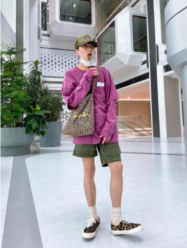 Group WINNER member Kang Seung-yoon showed off her cute charm.Kang Seung-yoon posted two photos on his Instagram on the afternoon of the 12th.Kang Seung-yoon in the public photo is wearing a purple shirt and khaki pants and holding a Hopi Reservation pattern bag.The neatly tailored fashion sense stands out with Hopi Reservation-patterned shoes; fans are praising him for his naturally posed appearance with a cute response.Meanwhile, Kang Seung-yoon recently appeared in TVN drama Voice 4.Kang Seung-yoon SNS