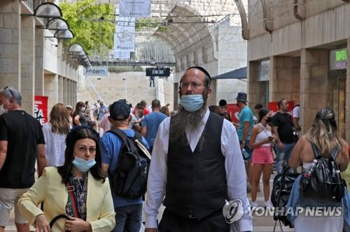 이스라엘 예루살렘의 한 시장에서 마스크 쓴 행인들 [AFP=연합뉴스]