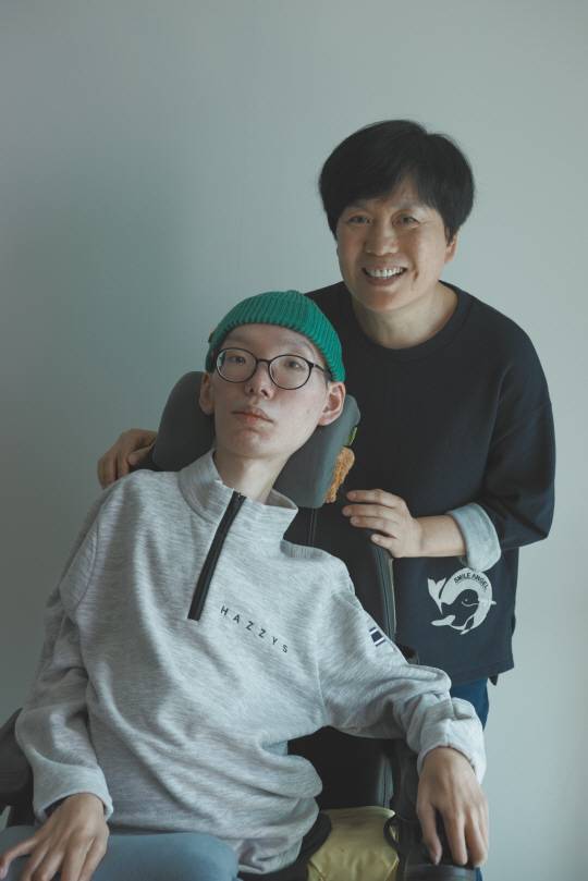 ‘슈뢰딩거의 아이들’로 ‘문윤성 SF 문학상’ 대상을 수상한 최의택 작가가 어머니 박미서 씨와 함께 포즈를 취하고 있다. 최 작가는 자신의 목소리가 사람들에게 가닿게 된 이 놀라운 변화가 가족의 지원과 희생이 있었기에 가능했다고 말한다. 아작 제공