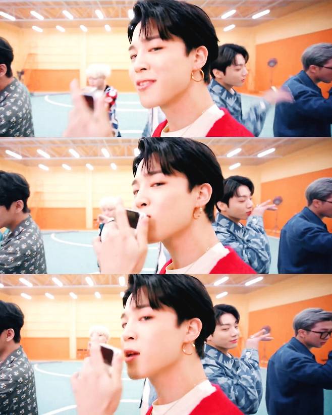 방탄소년단 지민, 여심 홀리는 고혹적 귀족美..갤럭시Z플립3에 짜릿 키스 '설렘 폭발'