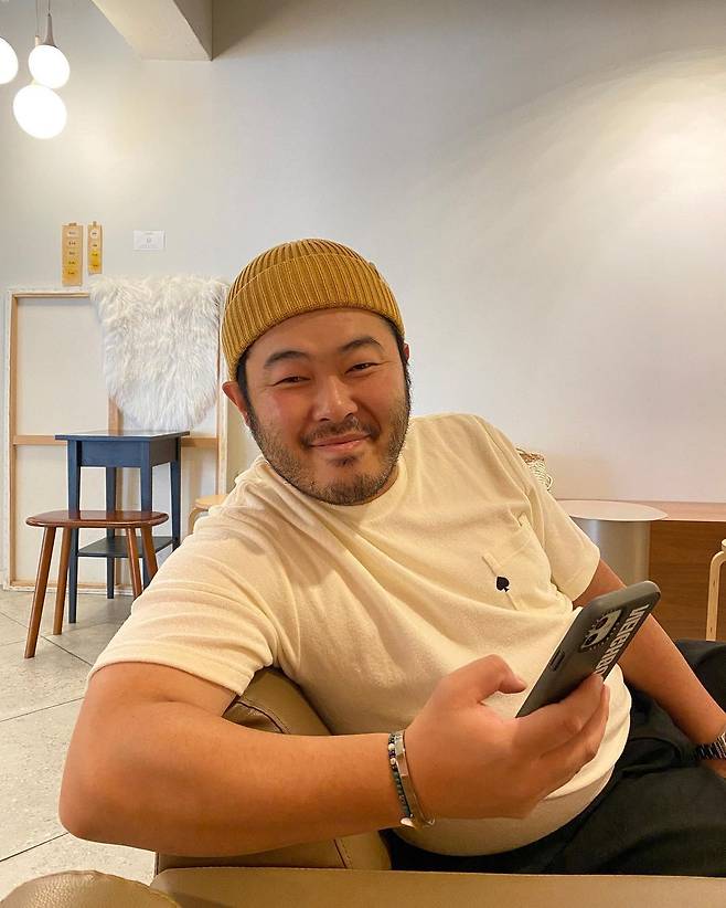 On the morning of the 13th, Kim Ki-bang posted a picture on his Instagram with an article entitled I like the picture that Hee took! (Chucking the handphone).Kim Ki-bang in the public photo is sitting on the sofa wearing a beanie and posing.His face smiles and his arms are overshadowed with his exquisitely covered stomach, attracting eye-catching.Kim Ki-bang, who was born in 1981 and is 40 years old, made his debut in 2005 and is well known as a close friend since his high school days.He married Kim Hee-kyung, a businessman from the model in 2017, and he got a chance last December, and is about to air the drama Thinking of the Flower Moon.Photo: Kim Ki-bang Instagram