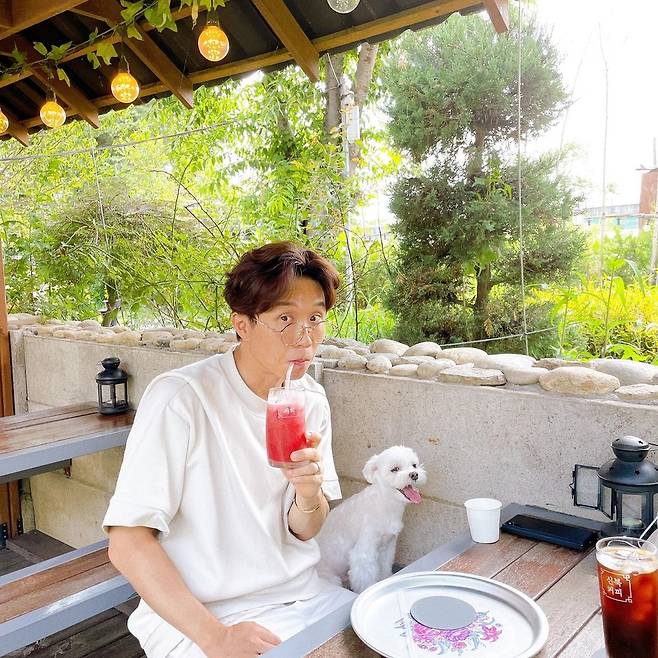 Park Sung-Kwang said on his 13th day, My brush, which gave me a break because I did not have time to rest because of the movie work. Thank you!We have Korean Liberation Army hot? # Chuncheon # Chuncheon Cafe and posted a picture.Park Sung-Kwang in the public photo is enjoying a drink at a cafe in Chuncheon.The Korean Liberation Army, a dog sitting next to Park Sung-Kwang, gives a smile to the viewers.The appearance of a couple enjoying healing in busy daily life attracts attention.Park Sung-Kwang married Isol Lee last year, and the couple appeared on SBS entertainment Sangsangmong 2-You Are My Destiny and released their daily life.Photo: Park Sung-Kwang Instagram