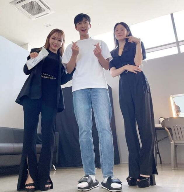 Singers Lisa and Lim Jeong-hee were happy with trot singer Lim Young-woongs sock Gift.Lisa posted a picture on her SNS account on the 13th with an article.The photo shows Lim Jeong-hee, Lim Young-woong and Lisa standing side by side staring at the camera; the three people smiled broadly and posed with personality.In particular, they boasted a long stretch of legs and boasted an extraordinary proportion, attracting Eye-catching.Lisa said, We like to get socks Gift from Lim Young-woong. Ill wear it well! Thank you.Lim Jin-hee also added to the warmth by saying on SNS, I enjoyed the top 6 with the vocals Park Rangers F.C.On the other hand, the TV Chosun I Call for the Application Song - Love Colcenta which was aired on the 12th was featured on the vocals Queens Park Rangers F.C.On this day, singer Won Mi-yeon, Lim Jin-hee, Park Min-hye, Youngji, Lisa and Lee Young-hyun appeared on the stage and showed a solid vocal ability.As a result, Queens Park Rangers F.C.6 won TOP6 4-1.