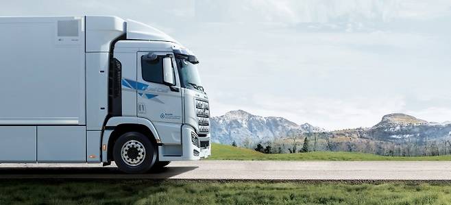 현대자동차가 2020년 양산한 대형 수소전기트럭 ‘엑시언트’는 8~20분간 수소를 충전해 최대 약 400km를 주행한다. 차량 총중량은 34t(톤) 급이다. 현대자동차 제공