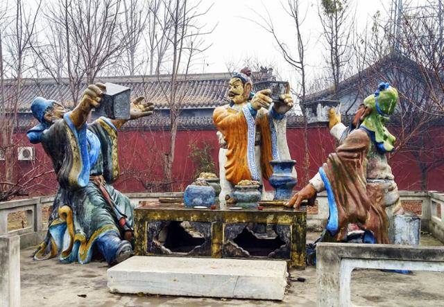 줘저우 장비묘에 있는 도원결의 조각상. ⓒ최종명