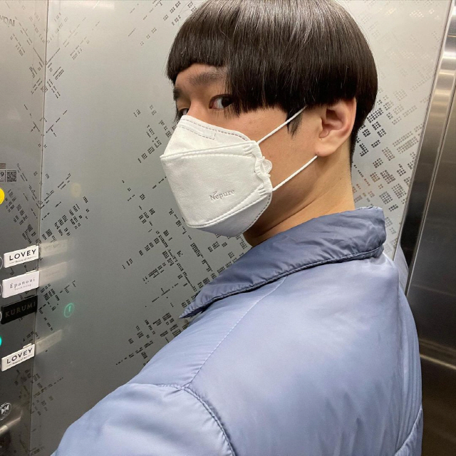 Actor Go Kyung-pyo showed off her unconventional hairstyle.Go Kyung-pyo posted a picture on his instagram on the 15th with an article entitled Cold Day of the Long Time.Go Kyung-pyo in the photo showed an extraordinary chupe bang style with short bangs cut to the top of his eyebrows.Go Kyung-pyo, who showed a neat and neat chaffy bang without a single hair, emanated a charm of reversal with a fresh expression.The netizens who watched the photos responded such as It is a pearl, There is no reason for this, Legoland hair is good, Wig ....Meanwhile, Go Kyung-pyo is set to release the film 6/45.