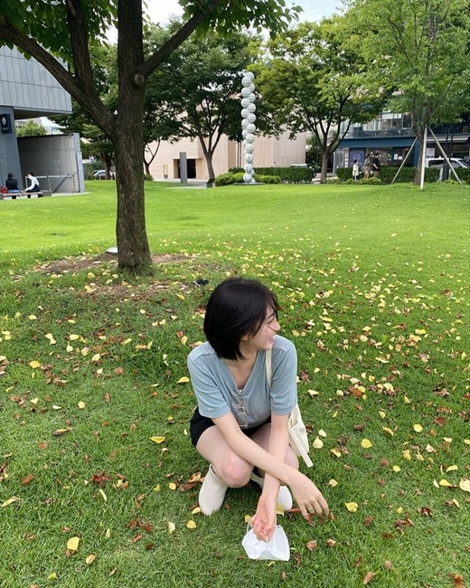 Girls group Elis member Yukyung (real name Yukyung and 22) reported on the lovely current situation.Elis Yukyung posted a photo on Instagram on the 15th, leaving only heart emojis () without any special comments: a photo taken on the lawn.It is a picture taken from the bottom with the camera on the ground, and Yukyungs smile is lovely when he looks at the camera.In the other photo, he is squatting on the floor and smiling at his side.Girl group diamond member Kwon Chae-won (real name Kwon Chae-won and 22) who saw the photo also commented, Be pretty.Yukyung made his debut as Elis in 2017.