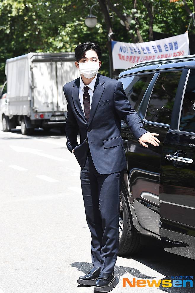 WEi member Kim Yo-han is on his way to work as a presenter on the 8.15 special project The Greater Korea in the Marine Territory, which will be held at KBS New Building in Yeouido-dong, Yeongdeungpo-gu, Seoul, on the afternoon of August 15.