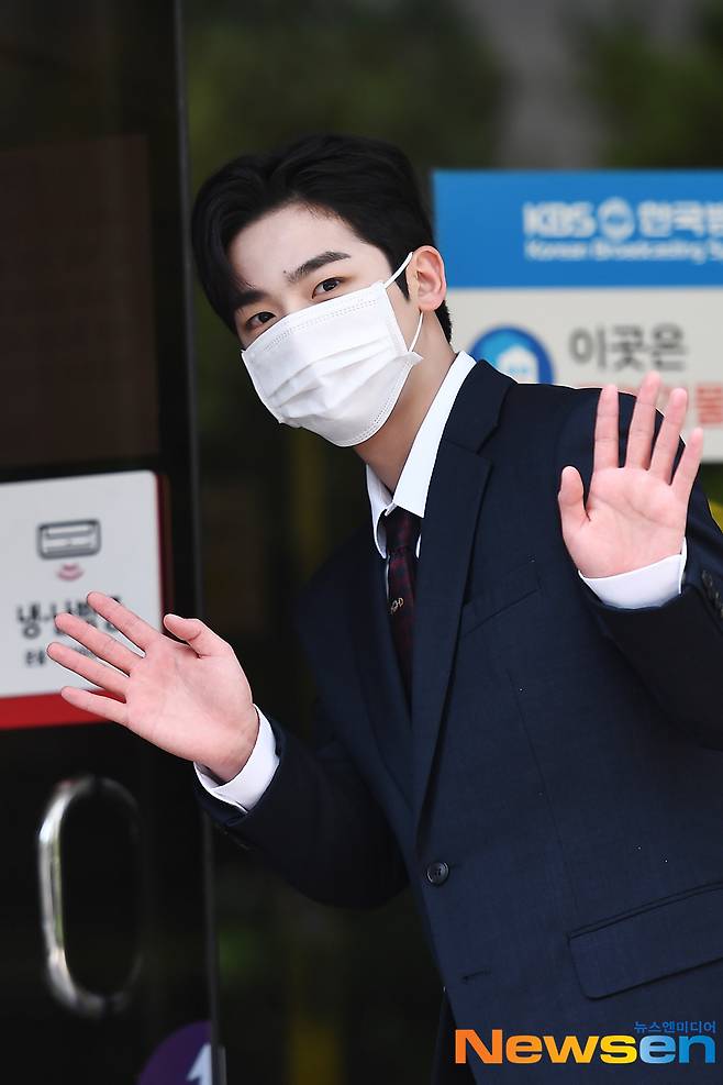 WEi member Kim Yo-han is on his way to work as a presenter on the 8.15 special project The Greater Korea in the Marine Territory, which will be held at KBS New Pavilion in Yeouido-dong, Yeongdeungpo-gu, Seoul, on the afternoon of August 15.