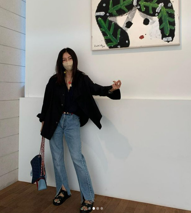 Blue jeansfits to cheek...Beautiful looks against the yearsActor Hwang Shin-hye has caught the eye with his years-long beautiful look.Hwang Shin-hye posted a recent photo of her outing on her Instagram account on August 15.In the open photo, Hwang Shin-hye is wearing a navy blouse and a boots-cut blue jeans and a jacket.A stylish autumn fashion that has been ahead of the season reveals her superior fashion sense.Especially, the slender legs and superior ratio of Hwang Shin-hye, which digests a piece of blue jeans nicely, attract attention.The sophisticated atmosphere of the late 50s is incredible.Meanwhile, Hwang Shin-hye appeared in the KBS2 drama Oh! Samgwang Villa! which ended in March.Hwang Shin-hye has a daughter and model Lee Jin, who appeared in My Mad Beauty 2 and Daily Pay to announce his face.