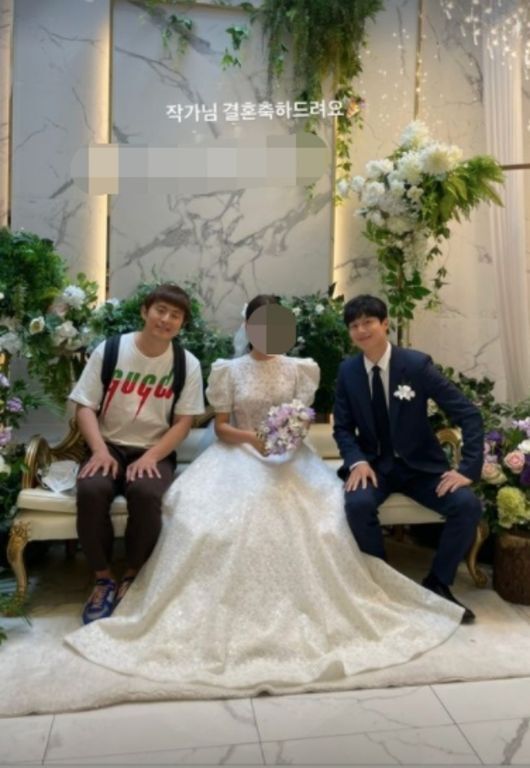 Web toon writer Kian84 is attracting attention again as a fashion issue because he was revealed to be attending his acquaintance Wedding ceremony wearing LuxuryT-shirt.Some point out that Kian84s casual attire does not fit the Wedding ceremony.Kim Choong-jae, who announced his face through MBC entertainment program I Live Alone, posted a picture on his SNS on the 14th with an article entitled Congratulations on the artists marriage.The photo also shows Kim Choong-jae and his close Kian84.Kian84 and Kim Choong-jae are seen gathered to celebrate fellow authors Wedding ceremony.Kim Choong-jae is dressed in a suit and taking a pose next to the bride.The person who got the netizens attention in this photo was Kian84.Kian84, who is taking a pose next to the bride alongside Kim Choong-jae, is wearing a white short-sleeved T-shirt with a Luxury logo and a backpack, and wearing sneakers.Kian84s unique guest look, which attended Wedding ceremony in casual fashion, is being revealed, and netizens are attracting hot attention.Some point out that Kian84s T-shirt fashion does not match the Wedding ceremony.It was a unique fashion this time as he has always boasted a unique fashion world.Some point out that there is no need to argue about the Kian84s short-sleeved T-shirt guest look.Kian84 has collected topics several times in its unique fashion.MBC entertainment program I Live Alone, which is appearing regularly, often appeared in the same clothes and showed a realistic appearance. In 2017, he also played fashion battle with Jun Hyun-moo.As the popular Web toon Fashion King was born, it has often shown fashion week and fashion show appearances.In 2016, he also became a hot topic in the past when he attended the awards ceremony wearing a jumper.Kian84, who attended the 2016 MBC Broadcasting Entertainment Awards with the cast of I Live Alone at the time, produced an extraordinary awards ceremony fashion wearing a white shirt, suit pants, jacket and blue jumper.After that, he was on the red carpet of the awards ceremony in a tuxedo.As a Fashion King writer, Kian84 is also playing his own fashion world at the awards ceremony and the Wedding ceremony.Kim Choong-jae SNS, DB.