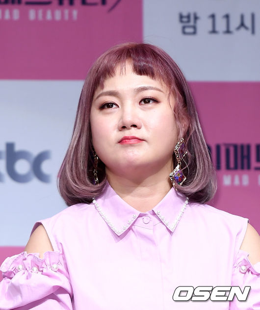 Recently, Gag Woman Park Na-rae, who won a 5.5 billion won single-family house, was suspected of Address fraud.Park Na-rae immediately cleared the situation and apologized quickly, saying he was indecent.On the 15th, one media reported that Park Na-rae is actually living in a luxury Villa in Hannam-dong, Seoul Yongsan-gu, but the address of the resident registration is located in Jagok-dong, Seoul Gangnam-gu.According to reports, Park Na-rae reported moving in from the actual state residence and elsewhere.The current Resident Registration Act stipulates that if Address fraud is revealed, he will be sentenced to up to three years in prison or a bulge of up to 30 million won.After the report, Park Na-rae quickly apologized.The officetel in Jagok-dong, which was registered as a residence for resident registration, was also a space where Park Na-rae worked and lived, and Villa of Hannam-dong was named as a corporation where Park Na-rae was representative.Park Na-rae is in the position that he did not know it would be a problem because both Jagok-dong officetel and Hannam-dong Villa are his namesake.Address fraud is not true, it happened because of ignorance, Park Na-rae said in an afternoon. I didnt know it was going to be a problem.We have corrected the problem right now, and the current residence of Park Na-rae is also Zheng Zheng in Hannam-dong Villa, he explained.According to officials, Park Na-rae saw work at the Jagok-dong officetel and often used it as a living space; and he was also right to live in Hannam-dong Villa.Both of them are in their own names, so I did not expect problems such as Address fraud to occur.Park Na-rae is in a situation where Zheng Zheng has been addressing the resident registration address with Hannam-dong Villa to correct the recent problem.Park Na-rae also apologized for being mentioned in the allegations, which are caused by ignorance but are unsavory.There is no such thing as trying to gain a return from this, and I am sorry for the inconvenience, said Park Na-rae.If there is a legal problem, it is a position to take responsibility.Park Na-rae, who quickly settled the situation and apologized for the unintentionally controversial controversy.It is an ignorant thing, but it is a reaction that we should refrain from any criticism as we will do our best to the end.DB.