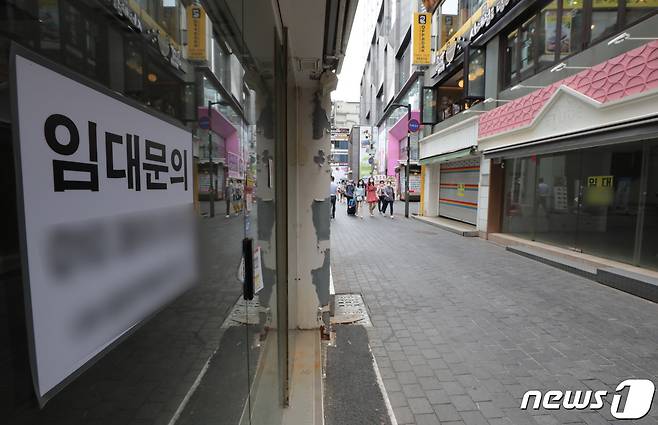 수도권의 4단계 거리두기 2주간 연장을 하루 앞둔 8일 서울 명동거리가 적막하다. 2021.8.8/뉴스1 © News1 이성철 기자