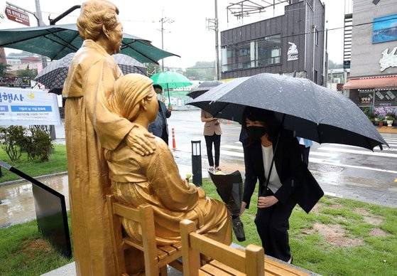 더불어민주당 대선 예비후보인 이재명 경기도지사의 부인 김혜경 여사가 14일 일본군 위안부 피해자 '기림의 날'을 맞아 광주 남구 양림동 평화의 소녀상을 찾아 헌화하고 있다. 뉴스1