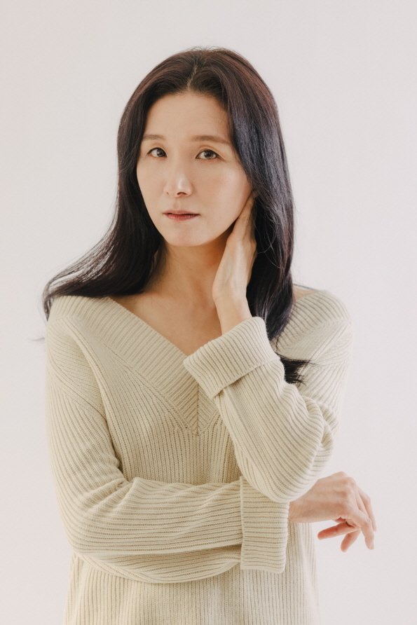 Actor Lee Jung Eun played a role as a new steward in Monthly Magazine Home as a realistic wife.The JTBC drama Monthly Magazine Home (playplayplayed by Myeong Soo-hyun and directed by Lee Chang-min), which ended on August 5, is a drama about the romance of my house for a man who lives with a live woman who lives in the house, and Lee Jung Eun appeared as the wife of the editor-in-chief (Won-hae Kim) in the play.Lee Jung Eun, who had an impressive performance with Netfleets original Move to Heaven: I am a relic organizer released in May, showed a different performance with the appearance of a very realistic couple and wife through Monthly Magazine Home.Lee Jung Eun said, Move to Heaven was fun in preparing sign language, and Monthly Magazine Home was comfortable and fun as home. I am happy to be able to prepare and shoot happily and greet those who like drama.The best wife in the play is a person who lives in a dim life dreaming of rebuilding a 30-year-old apartment. She showed her control over her husbands best daily life for the success of her two high school sons.Lee Jung Eun said, I thought that it should not be seen as a bad or strong person, although it is a realistic and sympathetic role, he said. I thought it was important to breathe with the best.Lee Jung Euns character drew sympathy from viewers by drawing materials that would be enough in reality, such as house prices and childrens college entrance worries.Lee Jung Eun, who married actor Ko Chang-seok and whose daughter has already become an adult, explained that unlike the characters in the drama, she did not experience the stress of entrance examination as a parent.Lee Jung Eun said, There is a lot of difference between my best wife (laughs).I did not go to college because my daughter did not want to go to University. University is a place for deep study and I thought that if I do not have a study I want to study, I can learn enough in society.My daughter is enjoying herself, he said.Lee Jung Eun thanked her partner Won-hae Kim for being able to digest the character better.Lee Jung Eun said, I want you to be really best to think that you are the jewel of the scene.He always laughs at all the actors and staff, talks to them comfortably, and accepts them no matter how I play them.I heard a bouquet of flowers for my sons graduation photo during the play, but when I told you that the flowers look pretty because I am old, I want to see you show me a picture of your hobby at home (laughing).So there is a memory that gave you a bouquet of flowers after the shooting. In addition to the romance of the characters, Monthly Magazine Home introduced various stories focusing on the subject of Home, such as chartered loans, reconstruction, and subscription.When asked what the meaning of home meant to him, Lee Jung Eun put weight on the house rather than the house like Na Young-won (Jeong So-min) in the play.