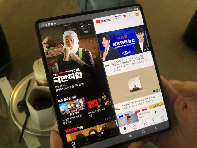 드래그앤스플릿 기능으로 한 화면에 온라인동영상서비스(OTT) 왓챠(왼쪽)과 유튜브를 동시에 띄워놓고 볼 만한 영상을 탐색했다. /정혜진기자