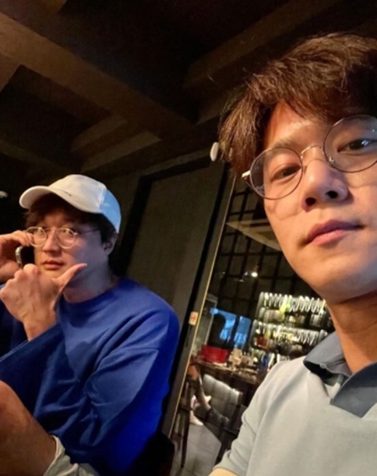 Ha Seok-jin posted a picture and a picture on his 16th day in his instagram saying, I was going to talk about something, but I went out to eat something, but I got big news!In the photo, Lee Jang-won and Ha Seok-jin, who met in a restaurant in a natural attire, were included.It appears Lee Jang-won was the day he delivered the marriage news to Ha Seok-jin.In addition, Ha Seok-jin congratulated Lee Jang-won and Bae Da Hae on the marriage news that they had been hiding, saying, I have endured well.Meanwhile, Lee Jang-won and Bae Da Hae are scheduled to marriage in November.Photo = Ha Seok-jin Instagram