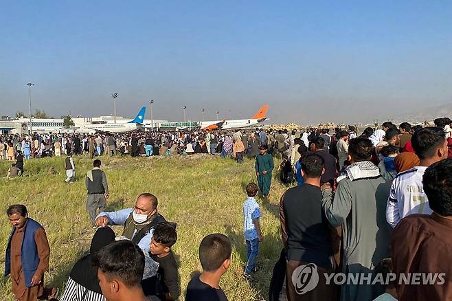아프간 탈출 위해 카불 공항에 몰려든 시민들 (카불 AFP=연합뉴스) 16일(현지시간) 아프가니스탄 수도 카불 국제공항이 출국을 기다리는 시민들로 북새통을 이루고 있다. 이슬람 무장단체 탈레반이 정권을 재장악하자 이날 날이 밝기도 전에 수천 명의 카불 시민들이 아프간을 탈출하기 위해 공항으로 몰려들었다. leekm@yna.co.kr