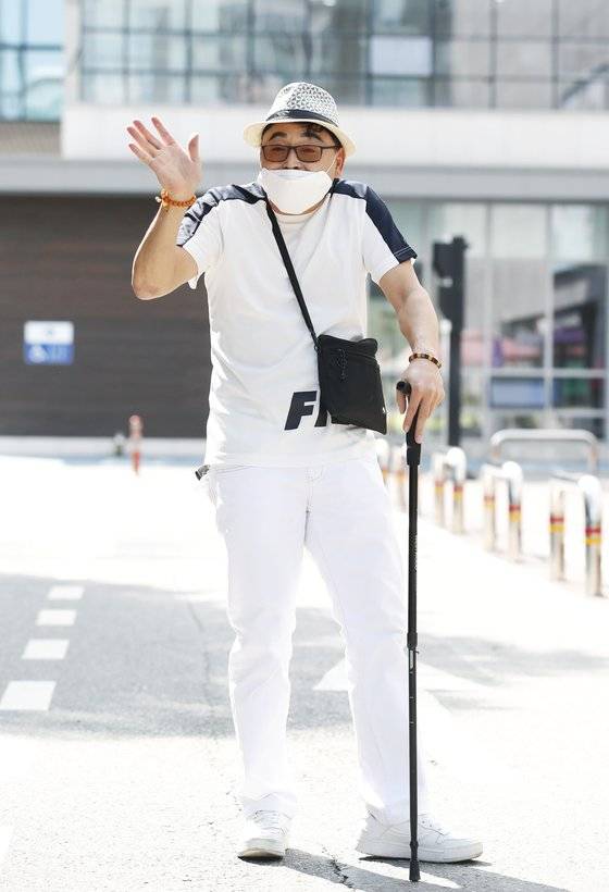 16일 이동 중 취재진을 발견한 이봉주 선수가 환하게 웃으며 손을 들어 인사하고 있다. 뉴스1