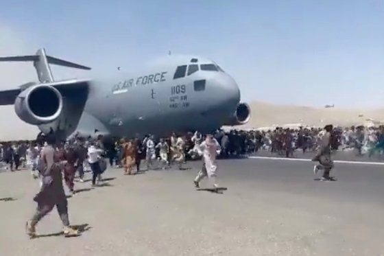 C-17이 출발하려 하자 수백명의 아프간인들이 비행기를 따라 뛰고 있다. 일부는 비행기 외부에 매달렸다. [트위터]
