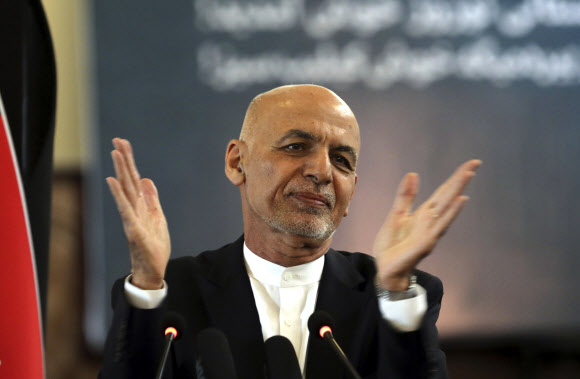 국외로 탈출한 사실이 확인된 아슈라프 가니 아프가니스탄 대통령이 페르시아력으로 새해 첫날인 지난 3월 21일(현지시간) 대통령궁에서 손뼉을 마주 치며 축하하고 있다.AP 자료사진 연합뉴스