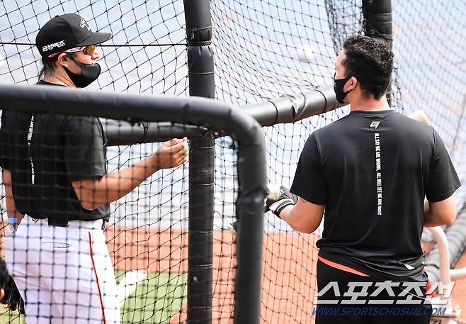 '질문 많은 열정적인 페레즈' 18일 대전 한화생명이글스파크에서 한화 이글스와 삼성 라이온즈의 경기가 열린다. 한화의 새로운 외국인 타자 페레즈가 수베로 감독과 대화를 나누고 있다. 대전=송정헌 기자 songs@sportschosun.com