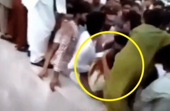 지난 14일(현지시간) 파키스탄 펀자브주의 한 공원에서 수백명의 인파에 폭행을 당한 여성(노란원). [트위터 캡처]