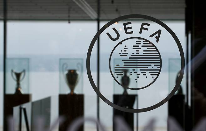 유럽축구연맹(UEFA)은 다음달 열리는 2022FIFA월드컵 유럽 예선에서 신종 코로나바이러스 감염증(코로나19) 확산을 방지하기 위해 원정팀 관중을 안 받기로 했다. 사진은 스위스 니옹에 위치한 UEFA 본부. /사진= 로이터
