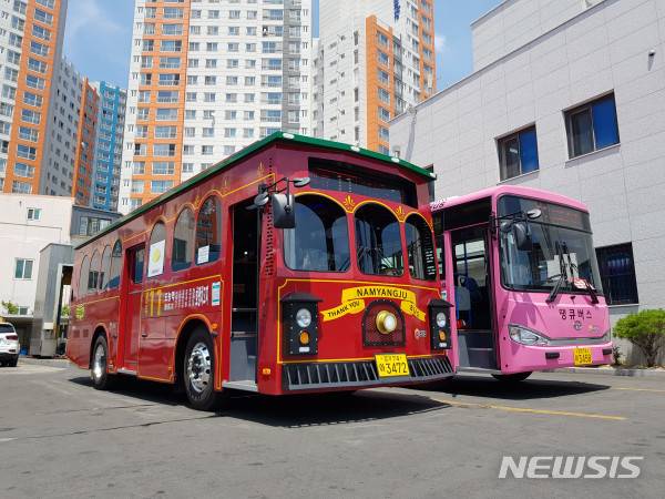 남양주시가 운영 중인 땡큐버스와 트롤리버스. (사진=남양주시 제공)