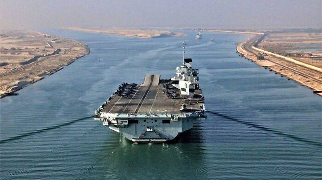 영국 항모 퀸 엘리자베스는 이달 말 부산을 방문할 예정인데 한영 훈련 일정은 공개되지 않고 있다.