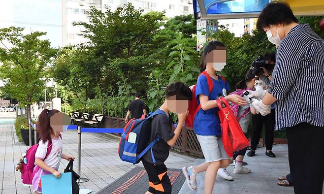 2학기 등교수업이 시작된 17일 서울 마포구 성원초등학교 학생들이 학교에 들어가기 전 손 소독을 하고 있다. 사진공동취재단