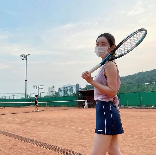 Actor Hong Soo-Ah reveals recent situation in tennisHong Soo-Ah told his SNS on the 18th, I am ashamed, but I am a few days ago of Terrin in my second year of life.I posted pictures and videos with the article A cool tennis skirt that can be worn at the end of the sun.In the open photo, Hong Soo-Ah poses at Tennis Court; Hong Soo-Ah, wearing a navy tannis skirt, attracts attention with her slender figure.The beauty that stands out even with a mask is also noticeable.Hong Soo-Ah appeared on the SBS drama Firebird 2020, which ended in April.